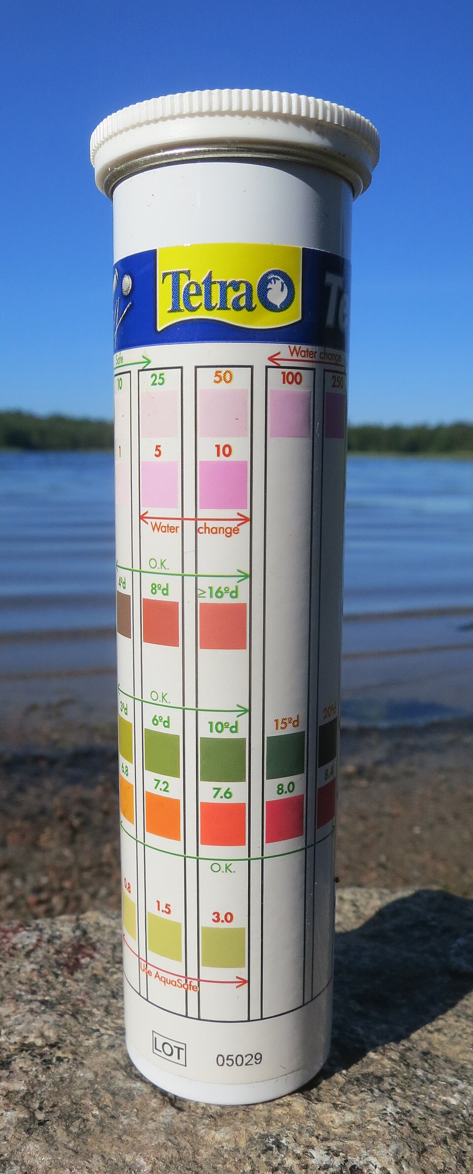Container of 6-in-1 aquarium water test strips for GH, KH, pH and nitrate